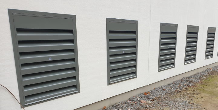 Picture of Vibratecs acoustic louvers at a Siemens facility. The acoustic louvers improve air flow and reduce noise to the surrounding area.
