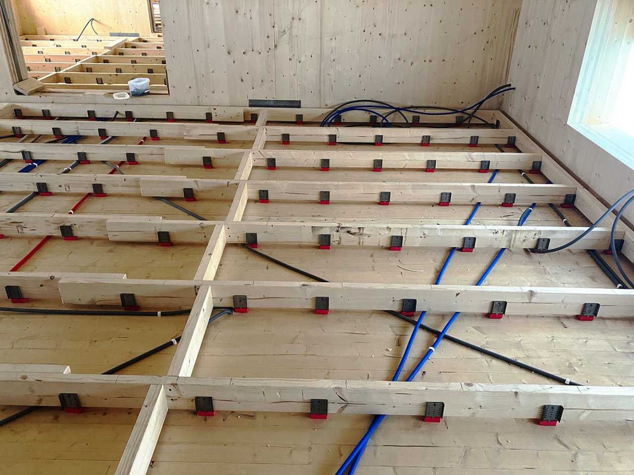 Le VT-FFB est utilisé pour créer une construction de plancher flottant afin de réduire les bruits de pas et autres bruits d'impact grâce à ses excellentes propriétés d'isolation des vibrations.