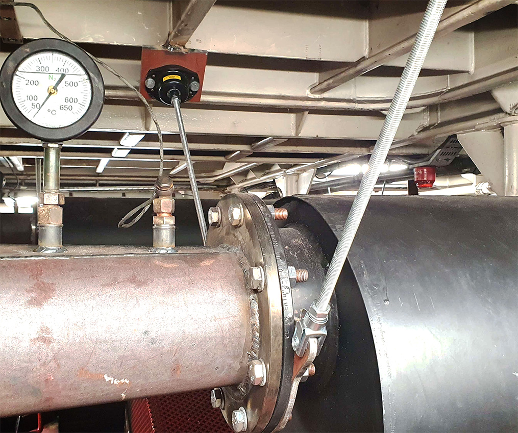 Image of an elastically suspended exhaust pipe and silencer with VIbratecs pendulum mount VTCI-300F-P