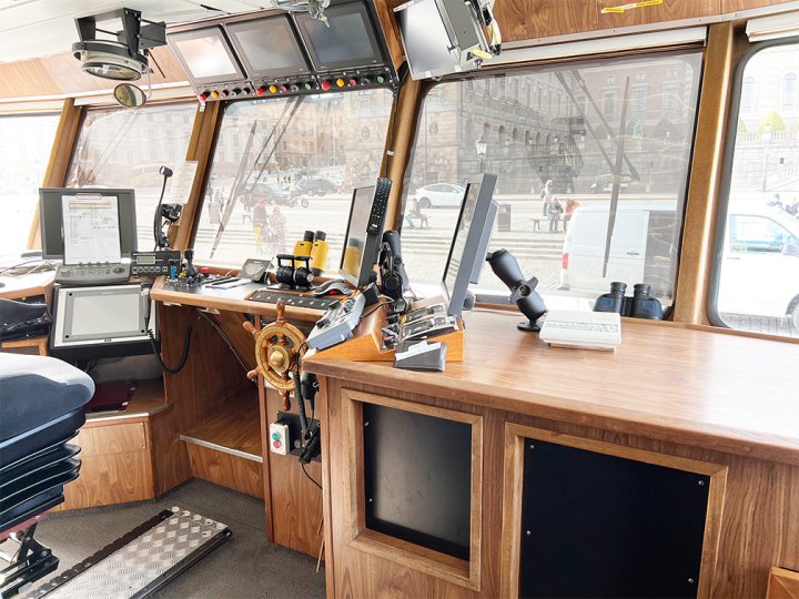 Image of the captains bridge onboard the passenger ferry Sjögull.