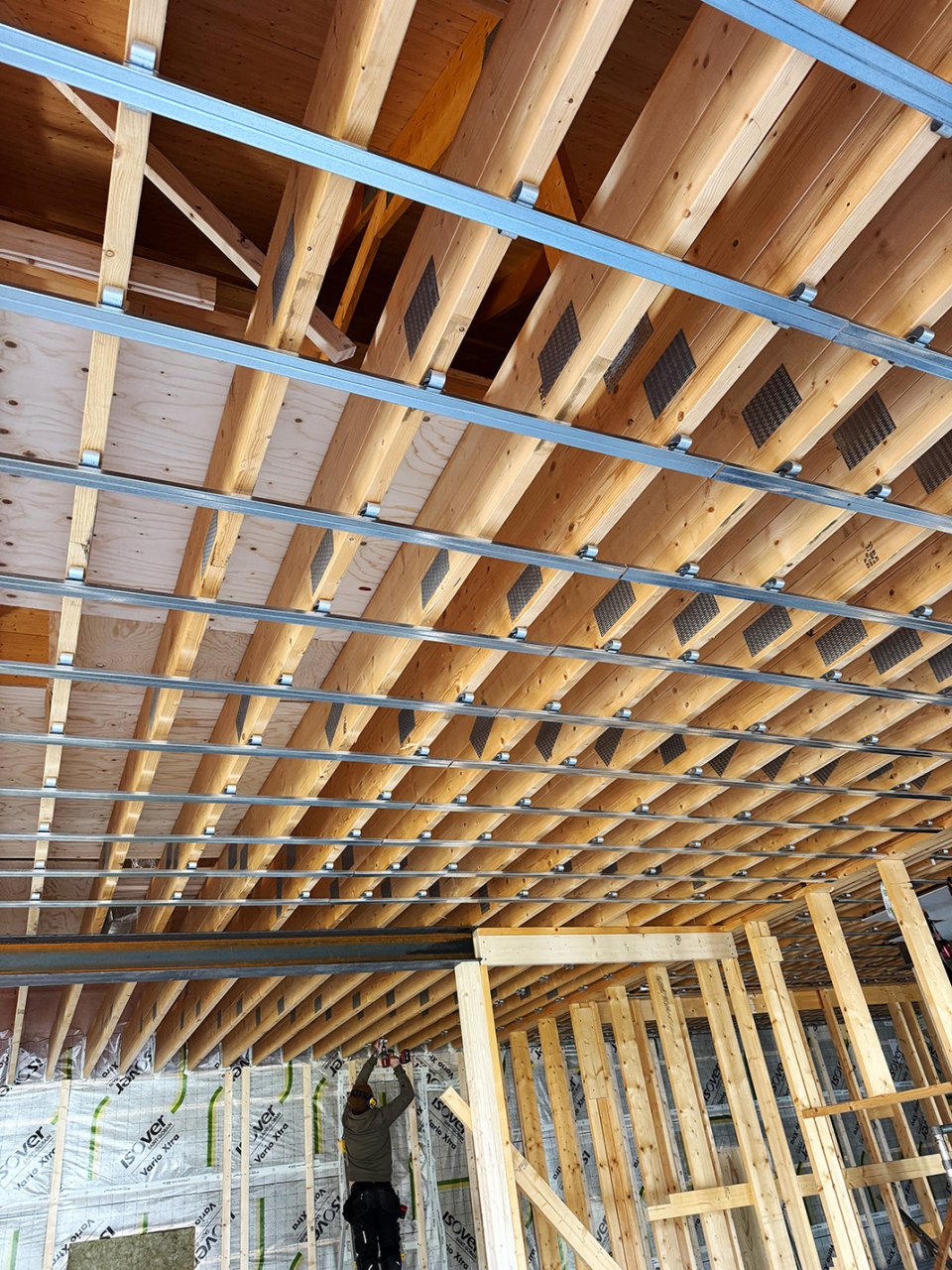 Image of ceiling installation with Vibratec acoustic ceiling hanger VT-ACC