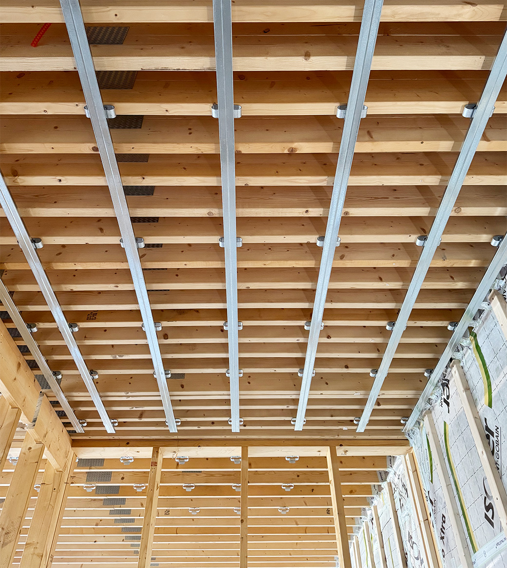 Kuva kattoasennuksesta Vibratecin akustisella kattoripustimella VT-ACC