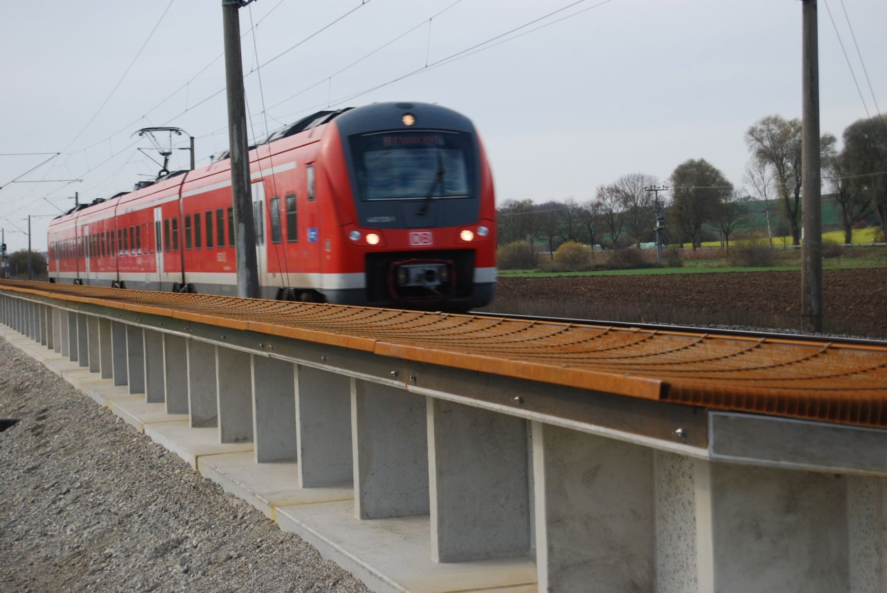 The WHIS®wall combines a low noise barrier with a corten steel diffractor, reducing traffic noise with 7-9 dB.