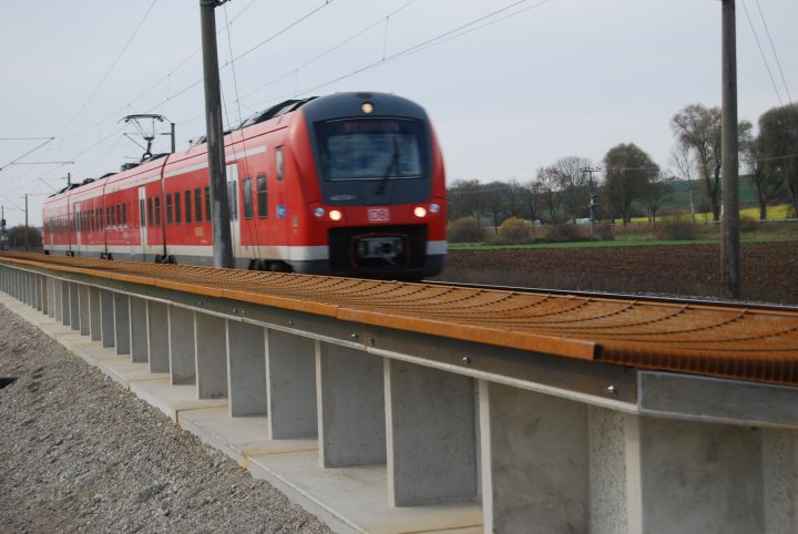 The WHIS®wall combines a low noise barrier with a corten steel diffractor, reducing traffic noise with 7-9 dB.